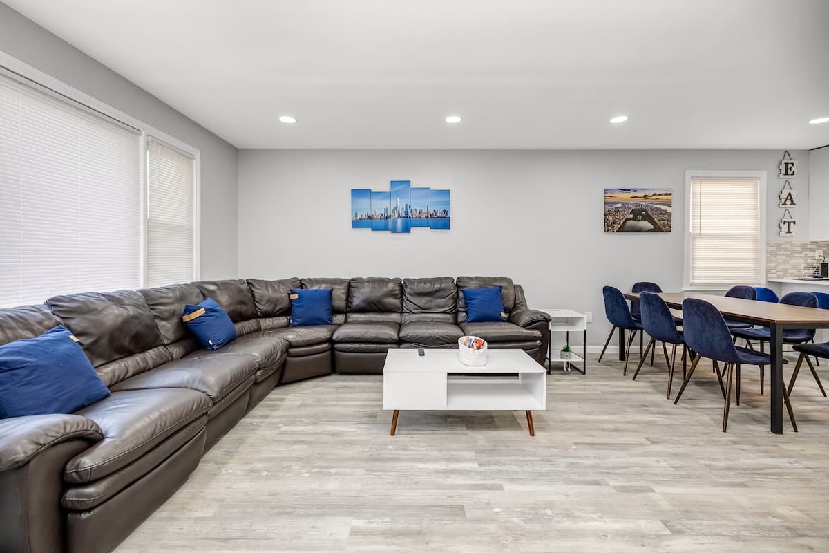 The Duplex — 8 Beds Near NYC | Sleeps 16 | Free Parking - Photo 2