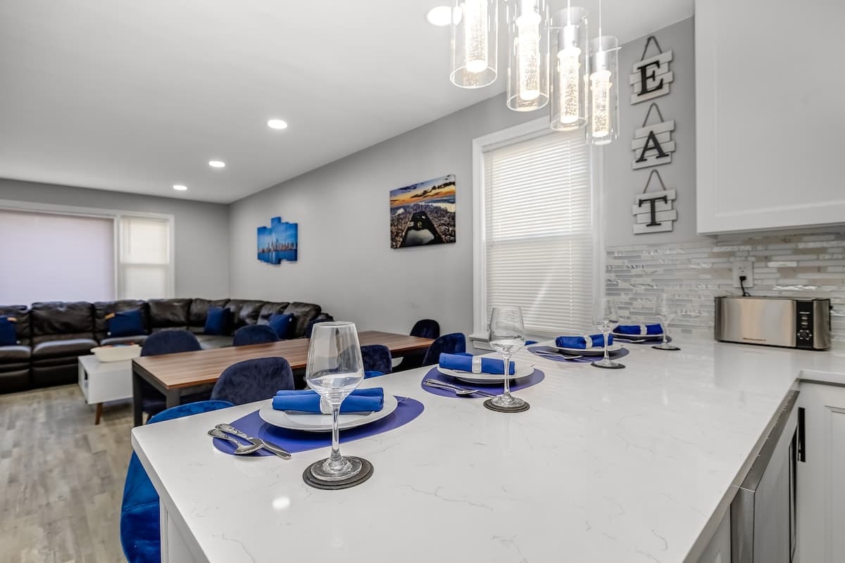 The Duplex — 8 Beds Near NYC | Sleeps 16 | Free Parking - Photo 5