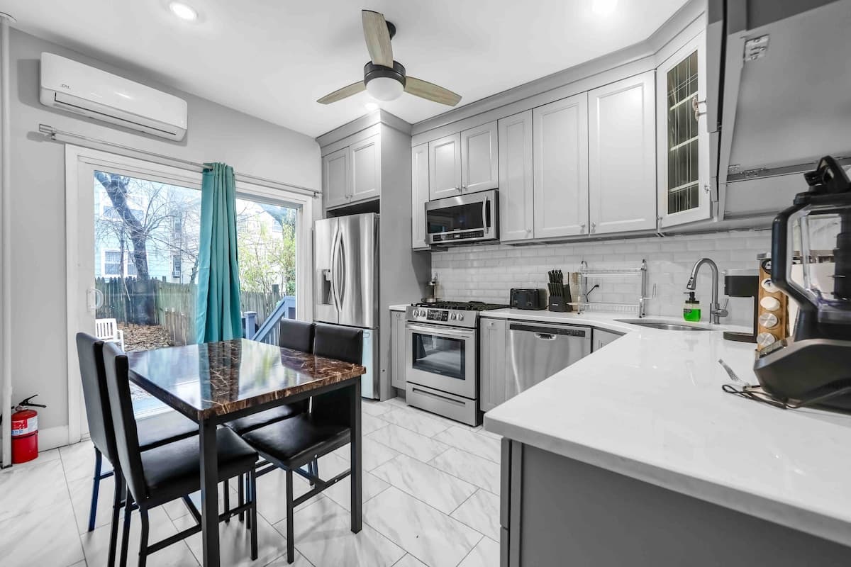 The Gem — 4 Beds Near EWR & NYC | Sleeps 8 | Free Parking - Photo 1