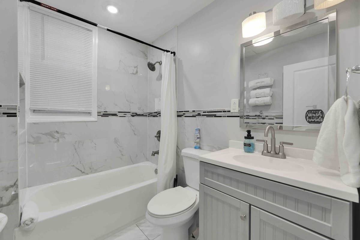 The Gem — 4 Beds Near EWR & NYC | Sleeps 8 | Free Parking - Photo 5