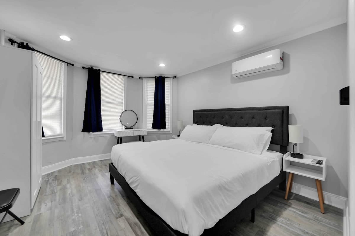 The Gem — 4 Beds Near EWR & NYC | Sleeps 8 | Free Parking - Photo 6