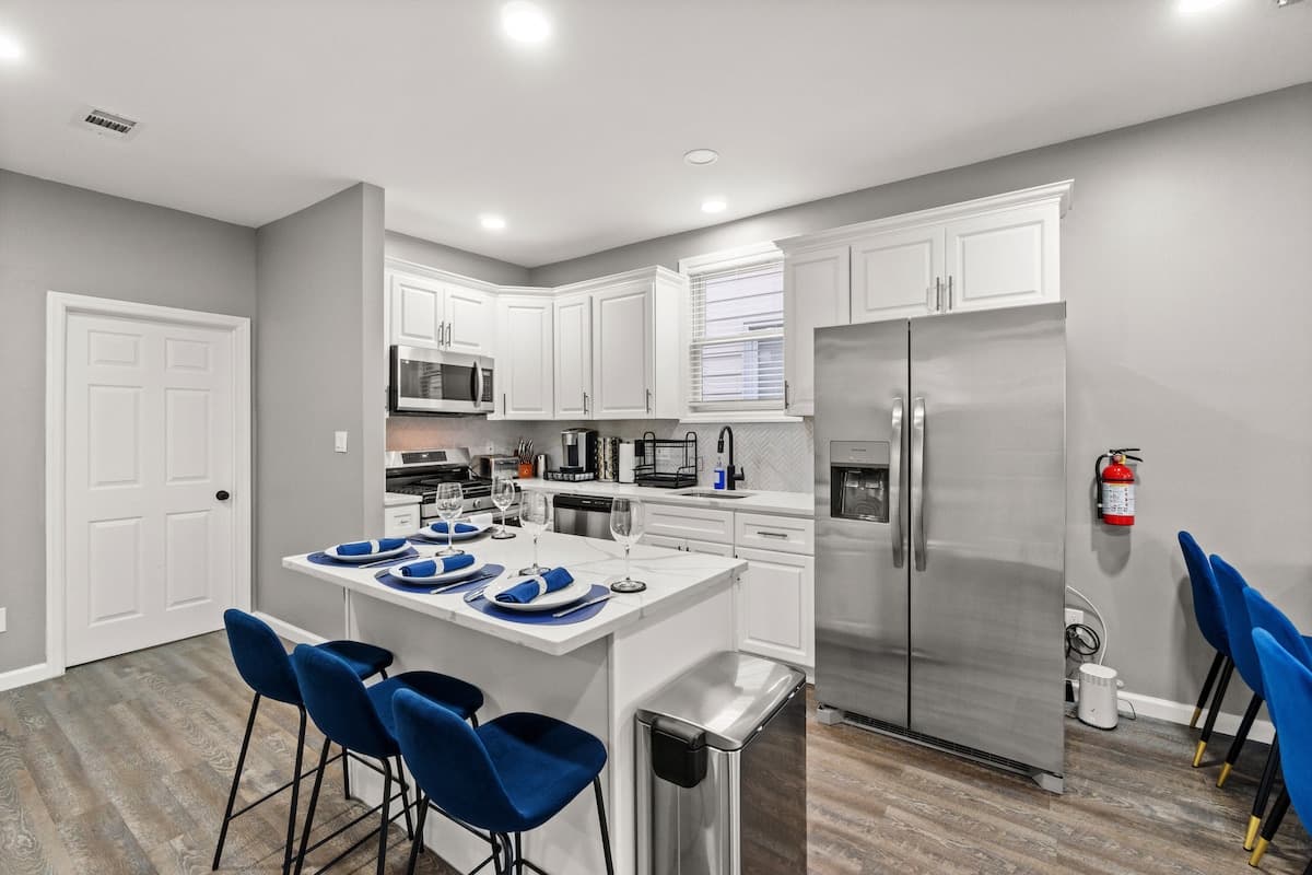 The Grand — 10 Beds Near NYC | Sleeps 20 | Free Parking - Photo 3