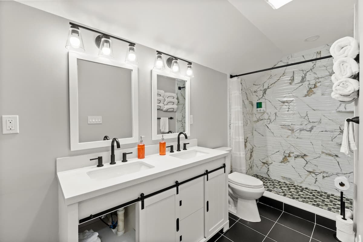 The Grand — 10 Beds Near NYC | Sleeps 20 | Free Parking - Photo 6