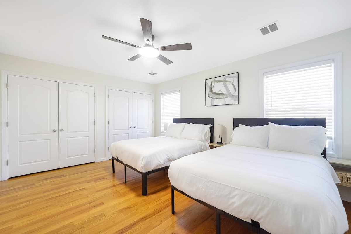The Retreat — 10 Beds Near NYC | Sleeps 20 | Free Parking - Photo 11