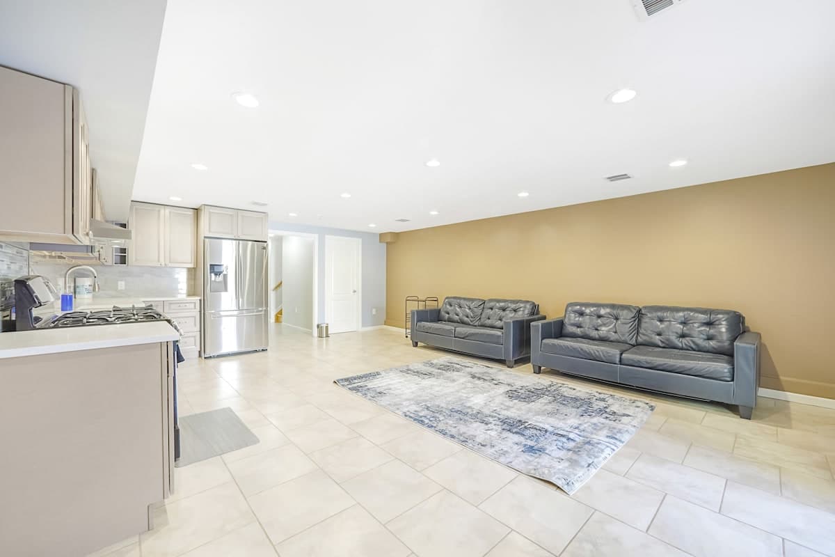 The Retreat — 10 Beds Near NYC | Sleeps 20 | Free Parking - Photo 12