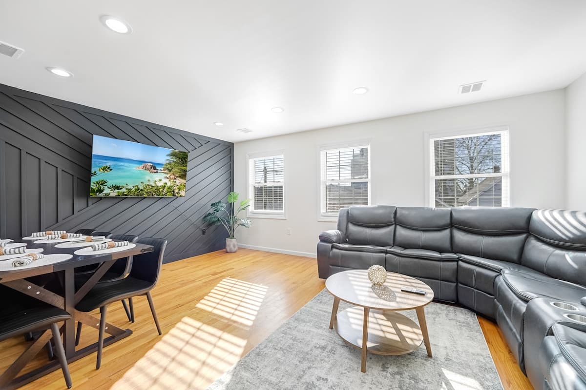 The Retreat — 10 Beds Near NYC | Sleeps 20 | Free Parking - Photo 2