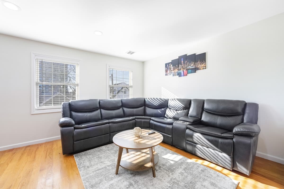 The Retreat — 10 Beds Near NYC | Sleeps 20 | Free Parking - Photo 3