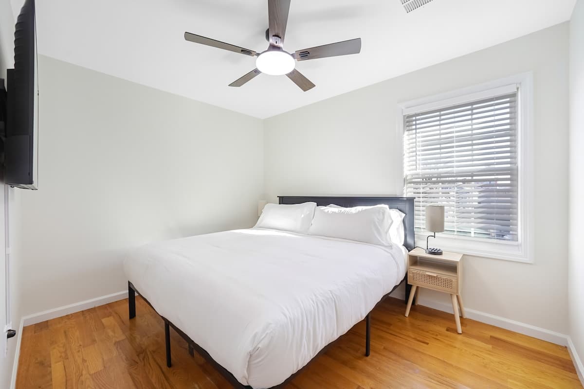 The Retreat — 10 Beds Near NYC | Sleeps 20 | Free Parking - Photo 6