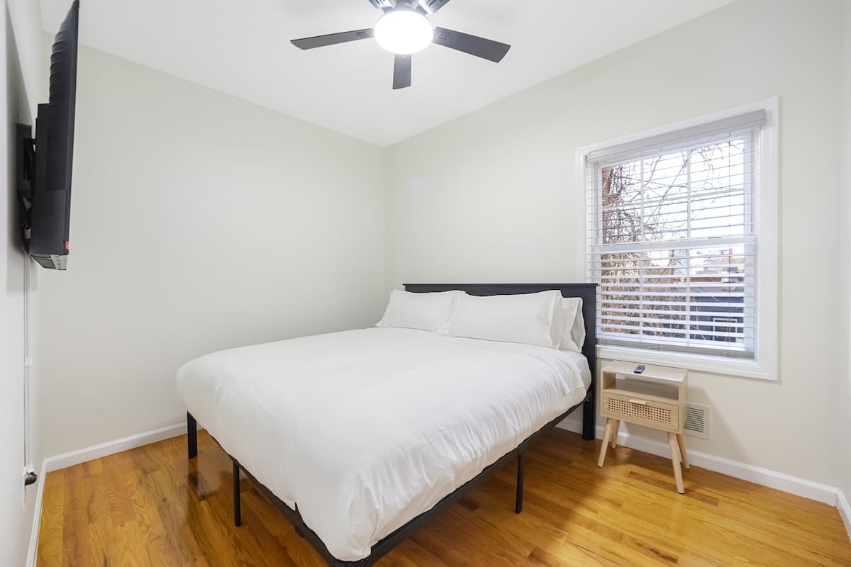 The Retreat — 10 Beds Near NYC | Sleeps 20 | Free Parking - Photo 9